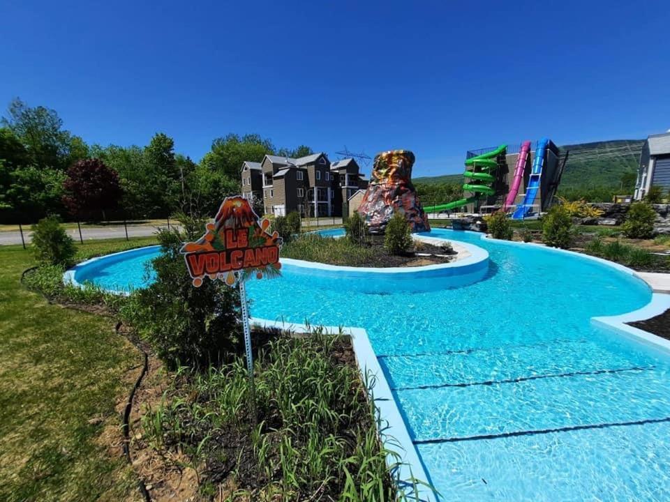 Condo Avec Parc Aquatique ! Beaupré Exterior foto